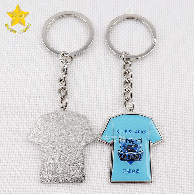 藍鲨會員(yuán)金(jīn)屬滴膠協會鑰匙扣制作(zuò),創意T恤造型鑰匙扣紀念禮品
